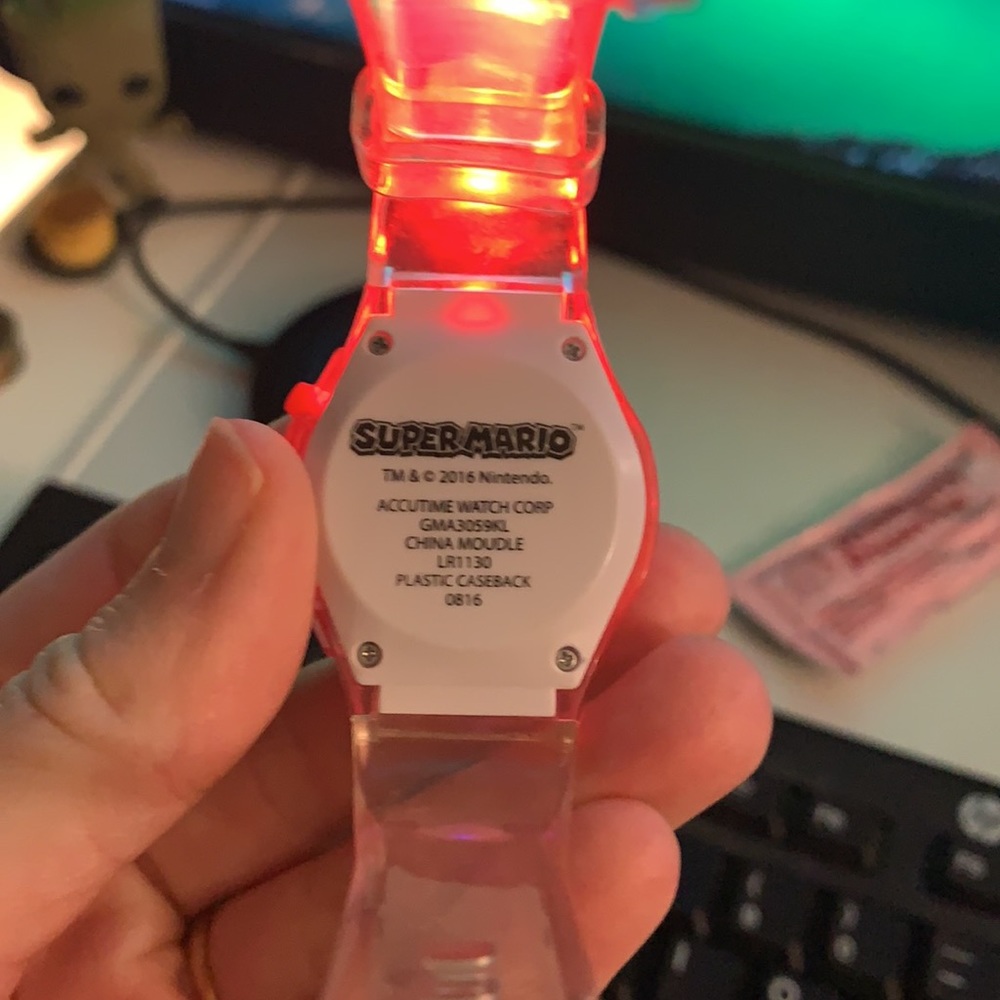 Mario wrist watch fits kids to small adult wrists - Picture 4 of 4